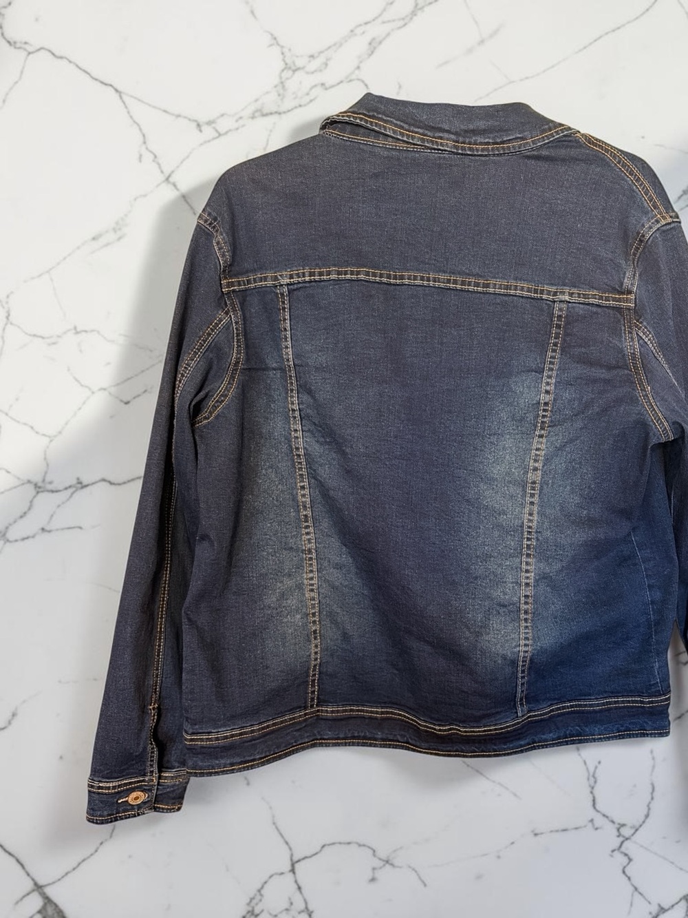 Classic Blue Women's Denim Jean Jacket. Women’s Size Large - Picture 4 of 4